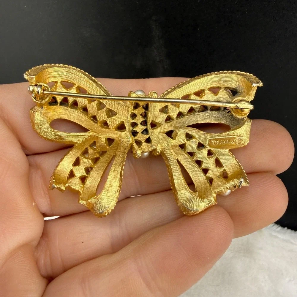 Vintage Trifari Bow Brooch Gold Tone Imitation Pearl Signed